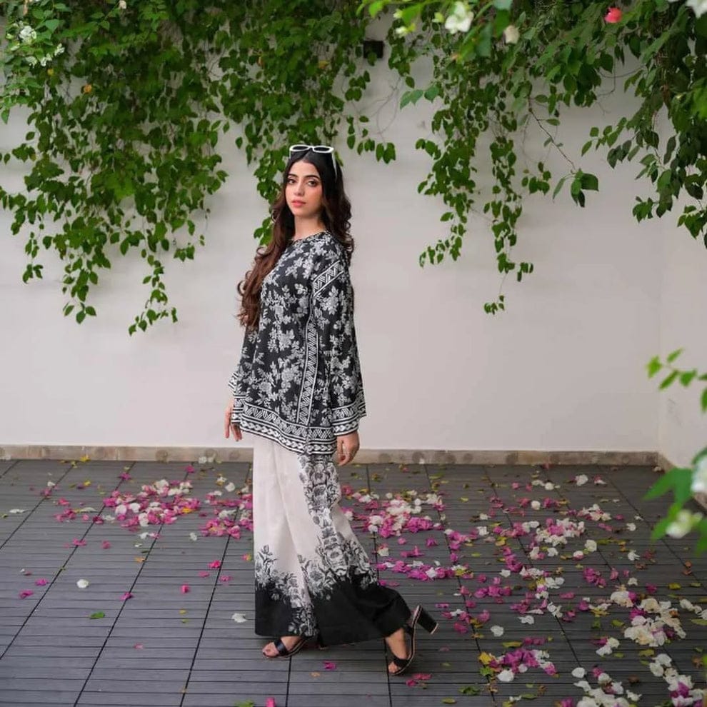 Black and White Floral Elegance